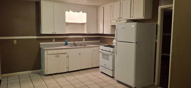 Building Photo - 4701 Lynch Dr