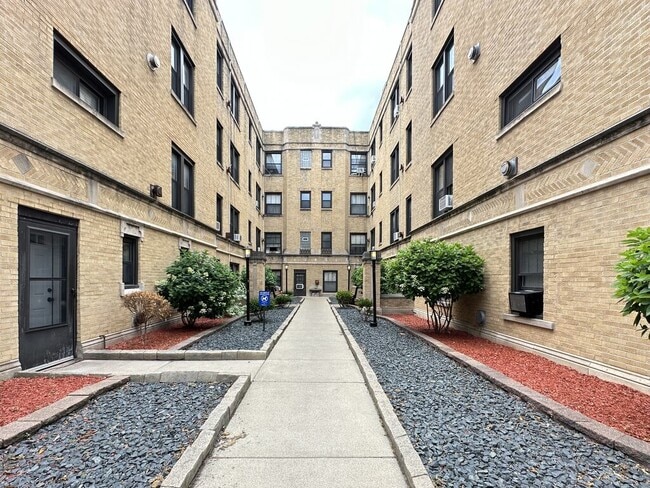 Building Photo - 1034 W George St