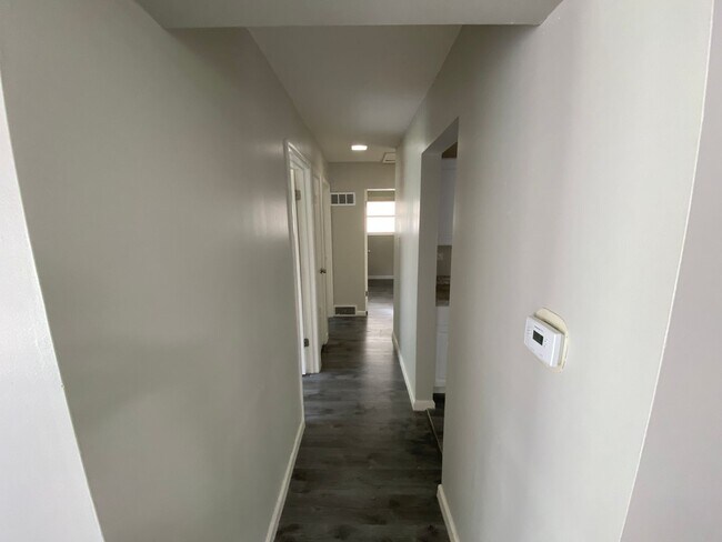 Foto del edificio - Recently Renovated Three Bedroom Home Comi...