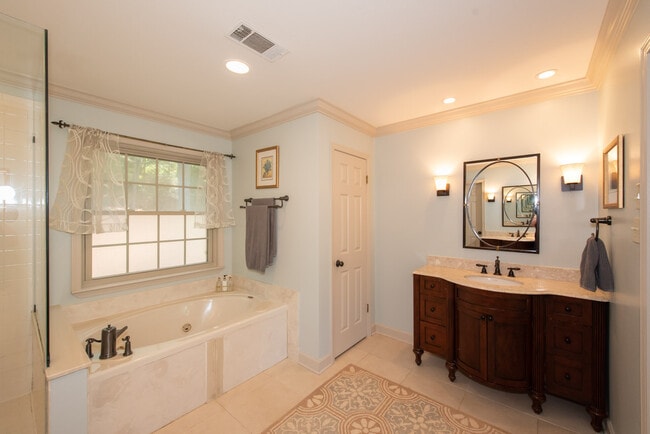 Building Photo - 15 Lorian Dr
