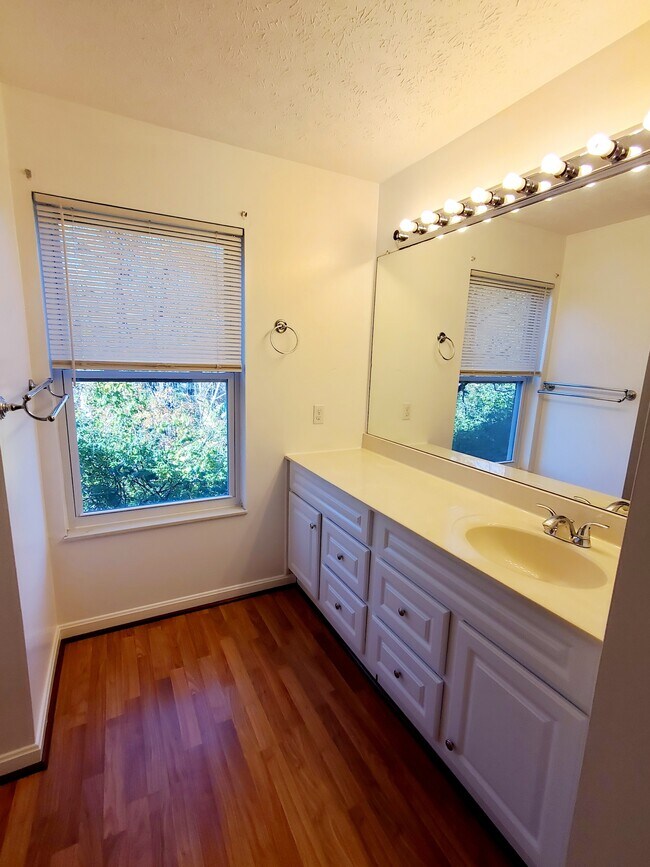 10555 Montgomery Rd Unit 8, Montgomery, OH 45242 Condo for Rent in Montgomery, OH