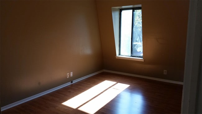 Building Photo - 6580 Poplar Woods Cir S