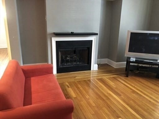 Building Photo - 2025 Commonwealth Ave