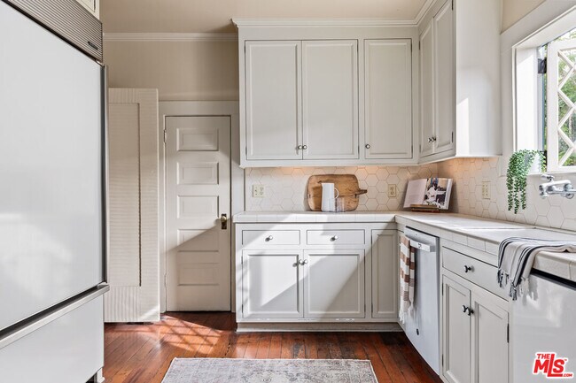 Foto del edificio - 587 Grand Blvd