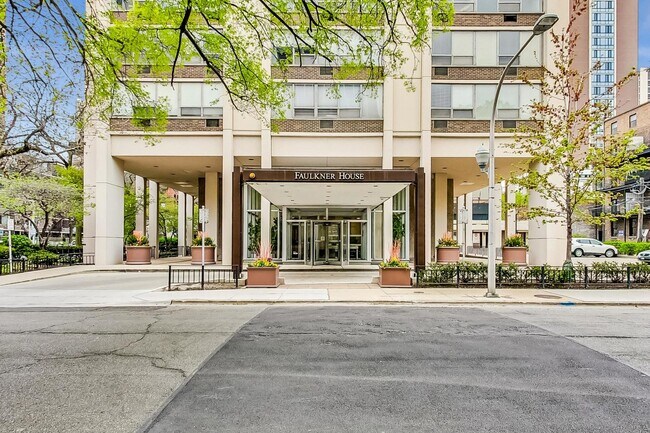 Foto del edificio - 70 W Burton Pl