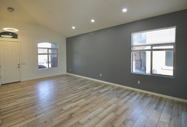 Building Photo - 671 W Calle Las Tunas