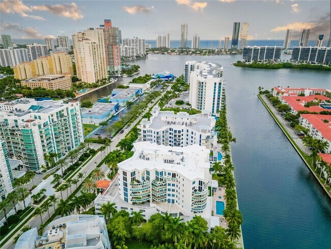 Foto del edificio - 3000 NE 188th St