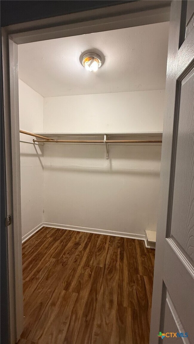 Foto del edificio - 301 Highland Dr