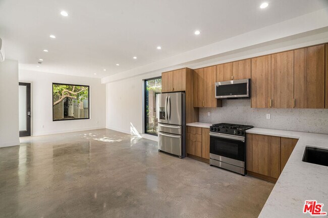 Foto del edificio - 3909 W Exposition Blvd