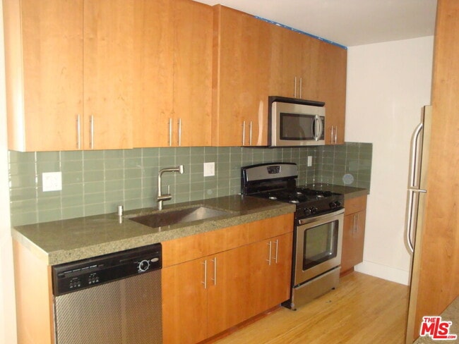 Foto del edificio - 4515 McConnell Ave