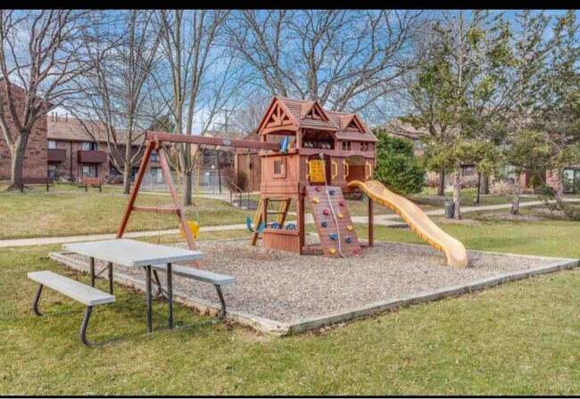 Building Photo - 9022 N Park Plaza Ct