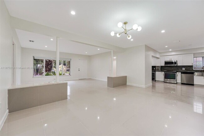 Foto del edificio - 12885 Griffing Blvd
