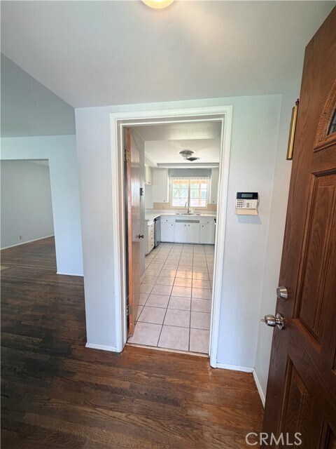 Foto del edificio - 323 E Holly St