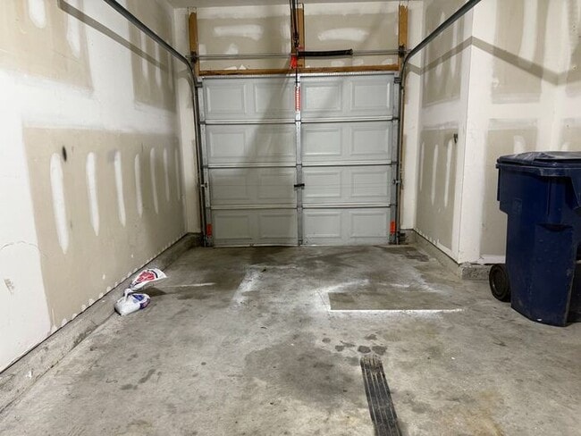 Building Photo - Brentwood - SPACIOUS 3 Bedroom Townhome in Beautiful Neighborhood