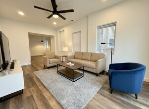 Building Photo - 451 Green Ln