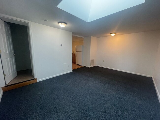 Building Photo - 2-Bedroom Apartment with Skylights in Adams, MA