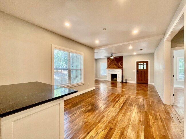 Foto del edificio - Historic Landmark Meets Modern Farmhouse Charm in San Marcos