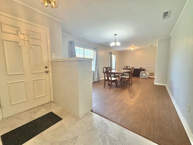 Foto del edificio - Spacious 3-Bed, 2-Bath Home with Large Sho...