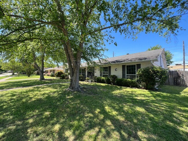 Foto del edificio - 1/2 OFF FIRST MONTH'S RENT. DESIRABLE YOUR...
