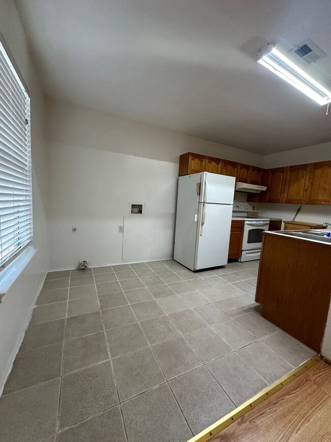 Foto del edificio - 405 E Little Creek Rd