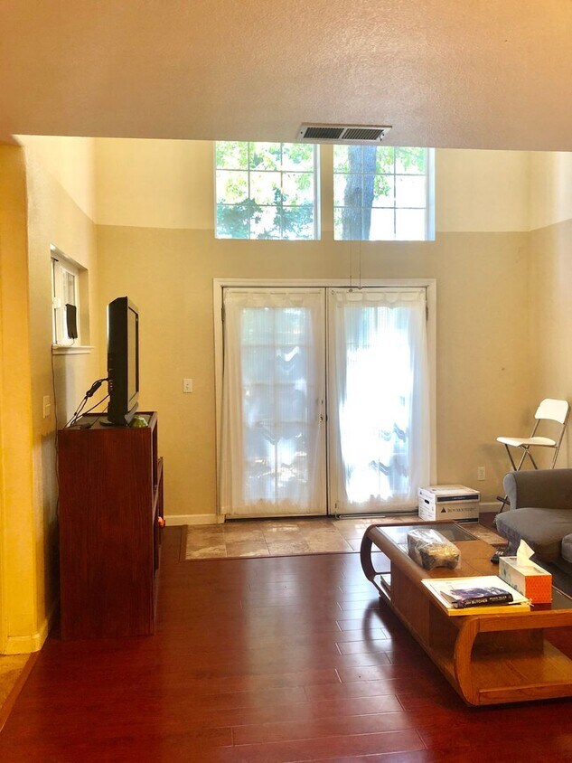Foto principal - Davis - Centrally Located Home
