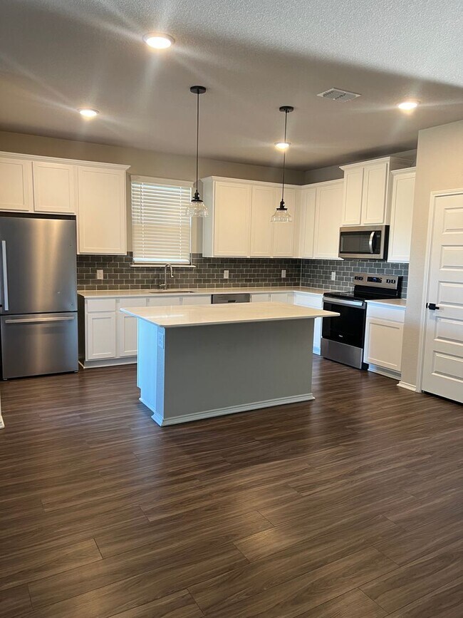 Foto del edificio - NEW 4 Bedroom in Joshua ISD. Move in special for the end of the year!