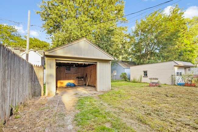 Building Photo - 3836 Woodmont Rd