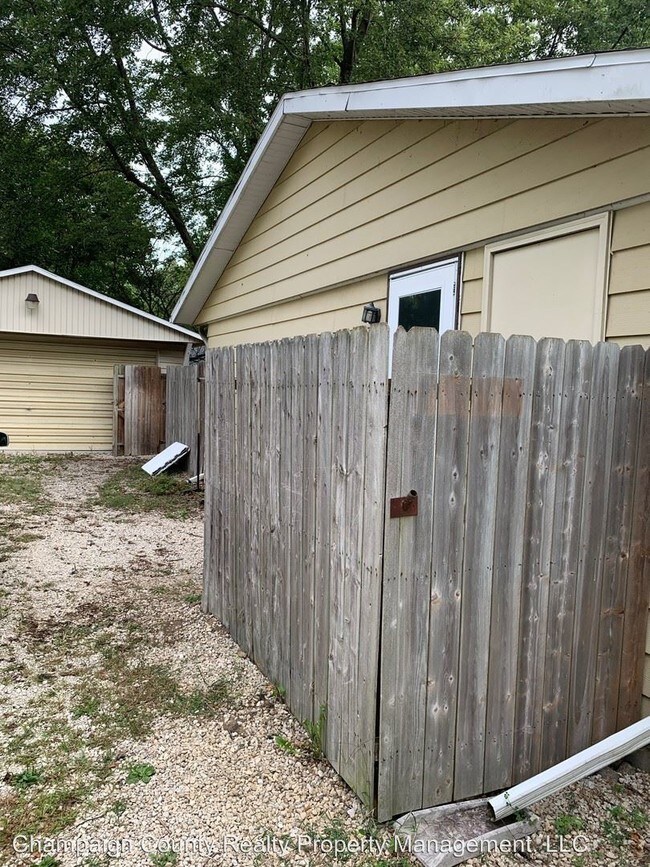 Building Photo - 3 br, 1.5 bath House - 3320 York Dr.