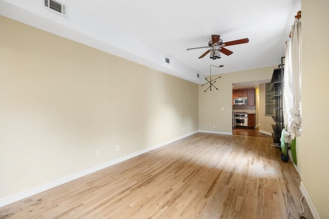 Building Photo - 343 Varick St
