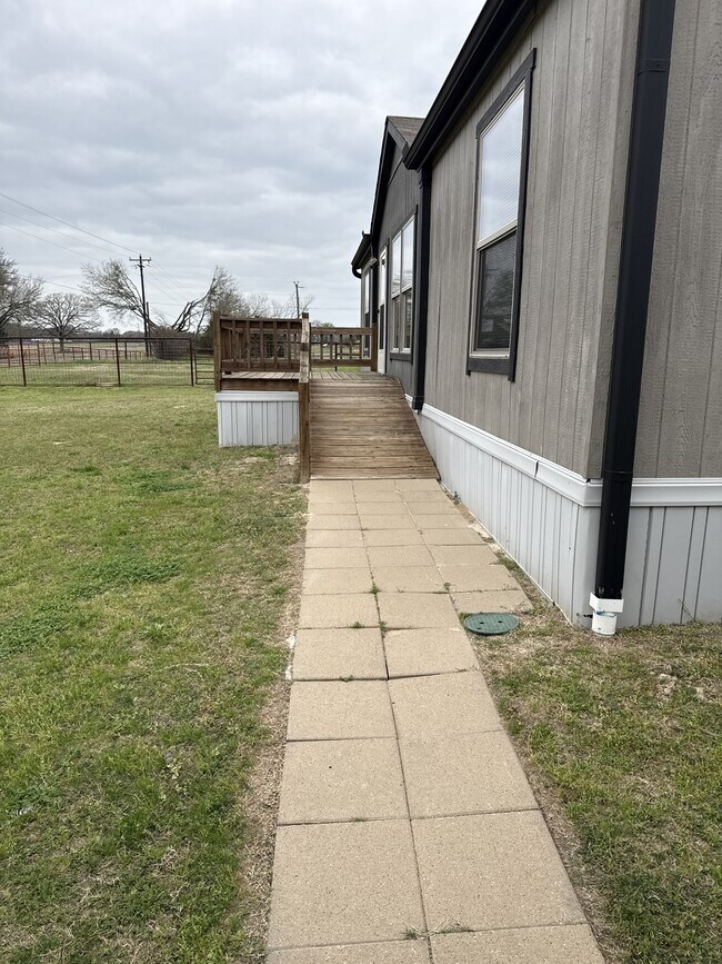 Foto del edificio - 894 FM 1395