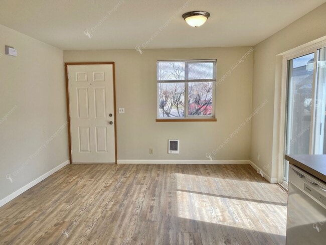 Building Photo - Charming 2BR Duplex with Patio & Garage