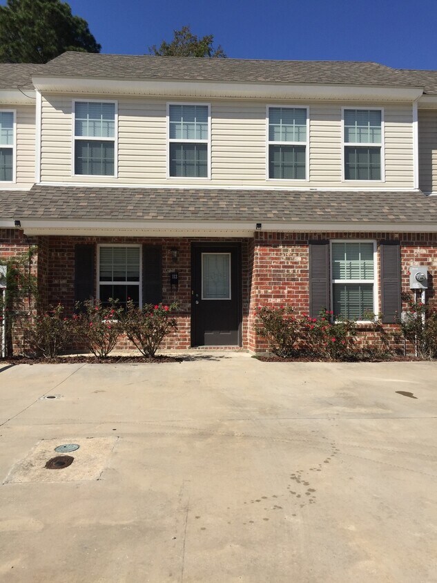 Foto principal - 3 BD-TOWNHOUSE!!! BEHIND BROUSSARD COMMONS