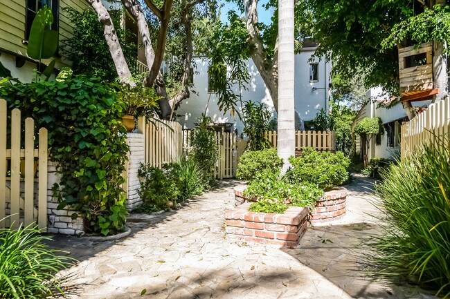 Foto del edificio - 1008-1024-1024 S Orange Grove Ave
