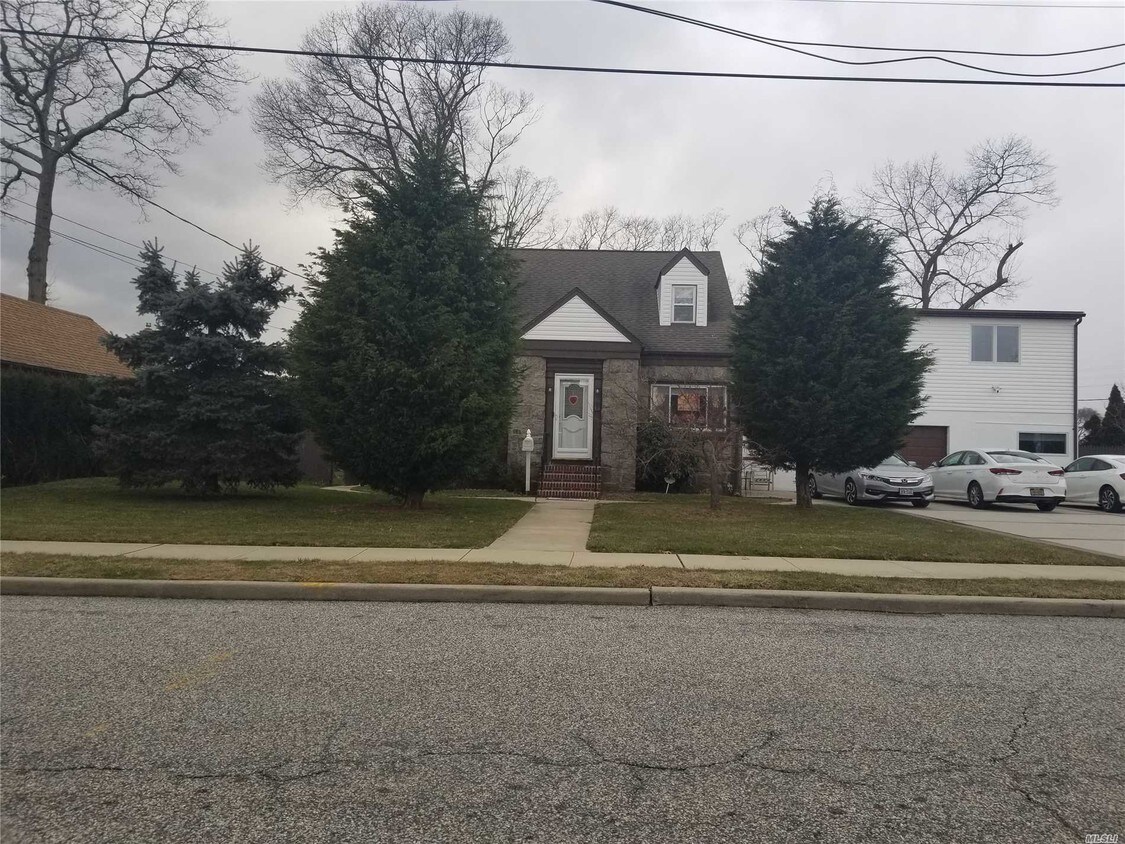 112 Hanson Pl, Bellmore, NY 11710 House for Rent in Bellmore, NY