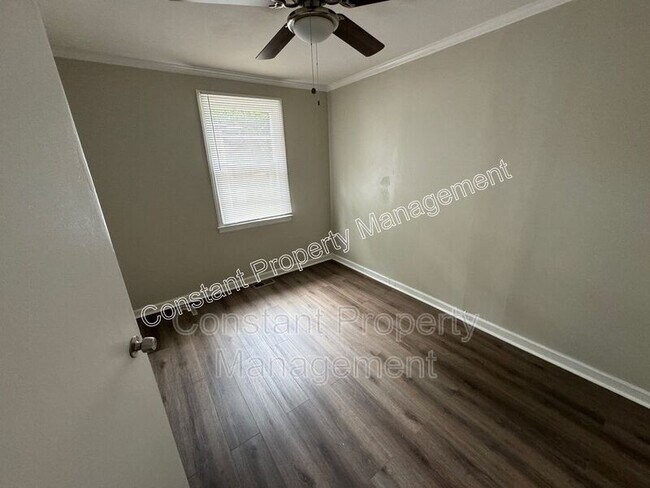 Building Photo - 1505 Dexter Ave