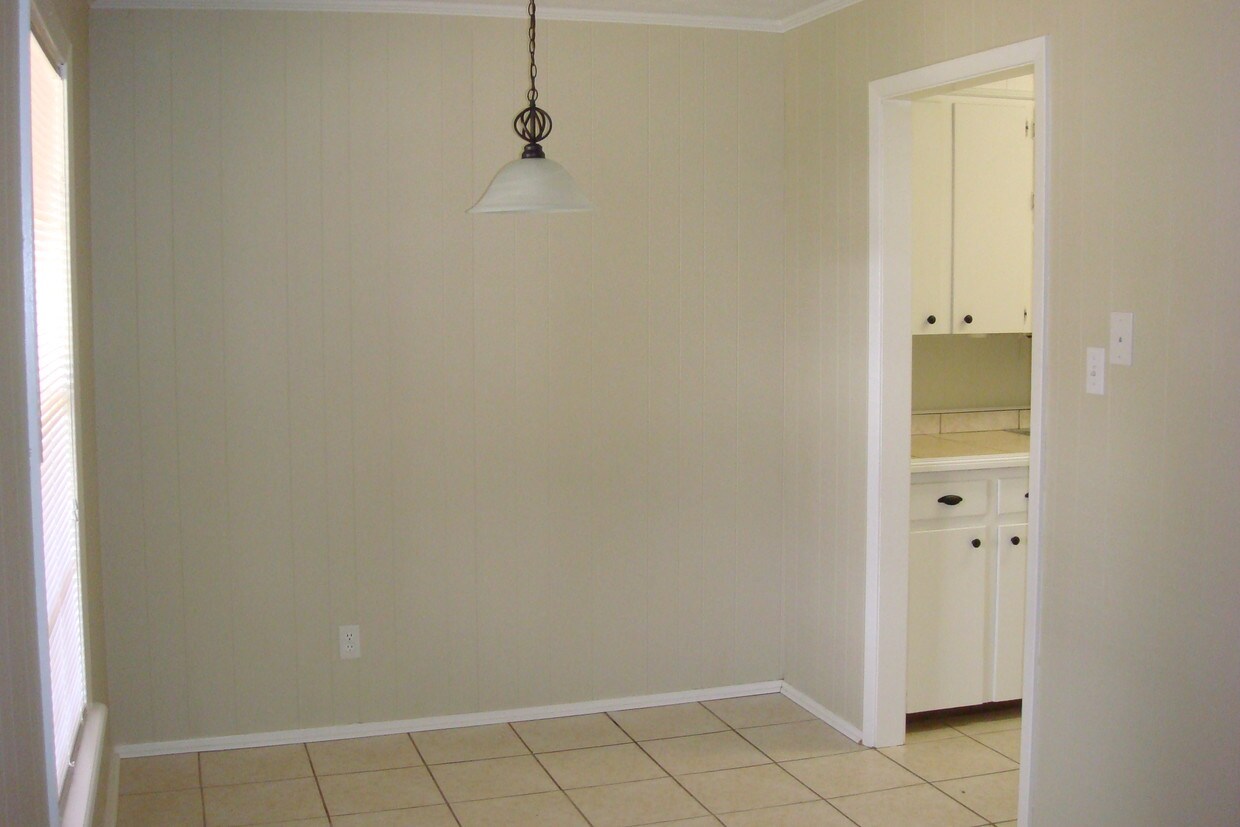 Comedor - 400 Allenwood Dr