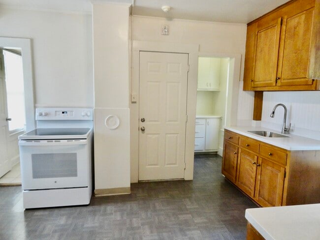 Building Photo - 68 Ingraham St