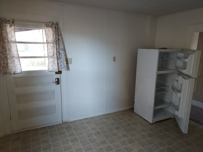Eat-in Kitchen - 22 S Fairview St