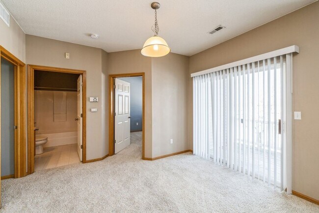 Building Photo - AFFORDABLE CONDO!! 2 Bedroom, 2 Bath Condo in Waukee