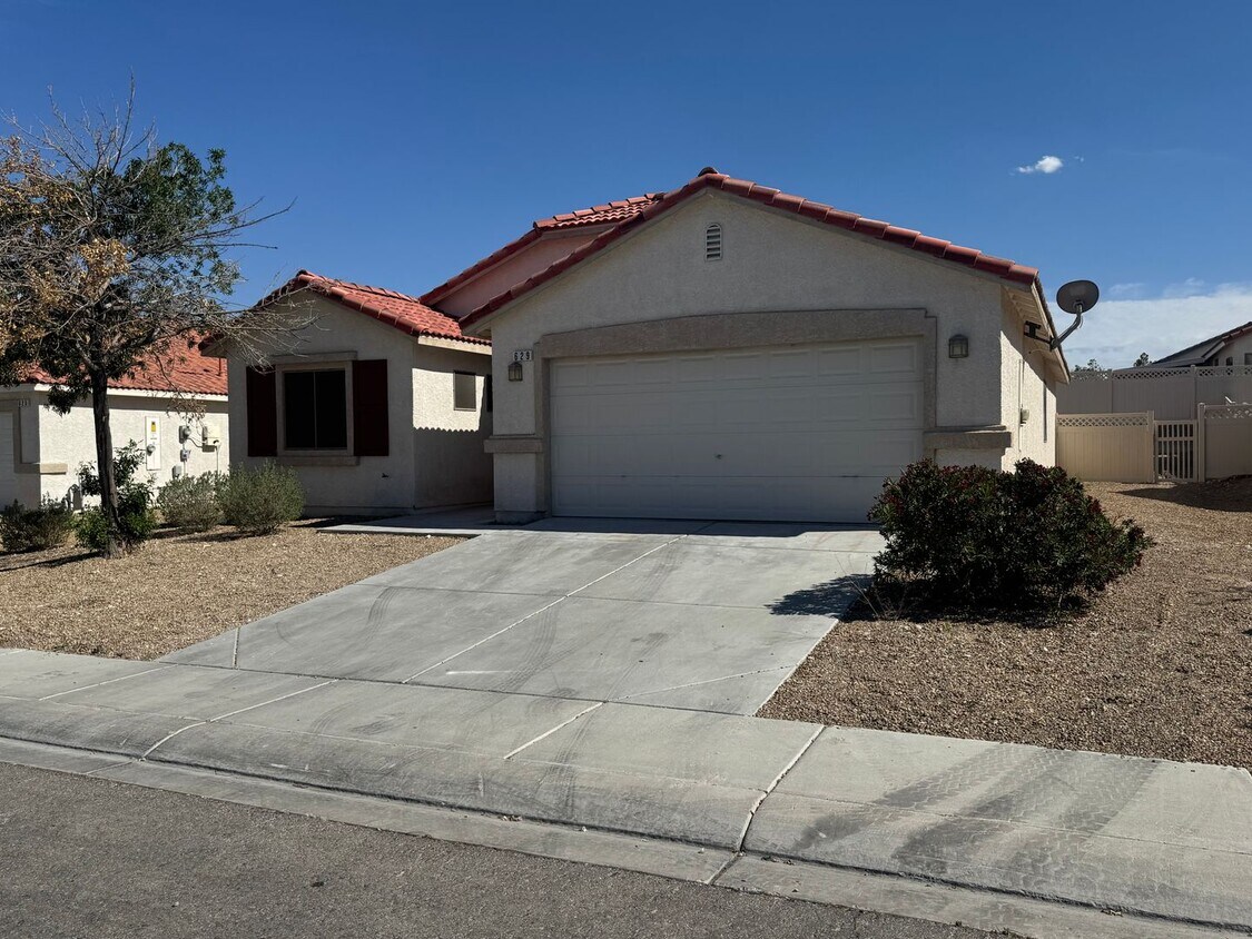 Primary Photo - 1 story home, 3 bedrooms, 2 bathrooms, 2 c...