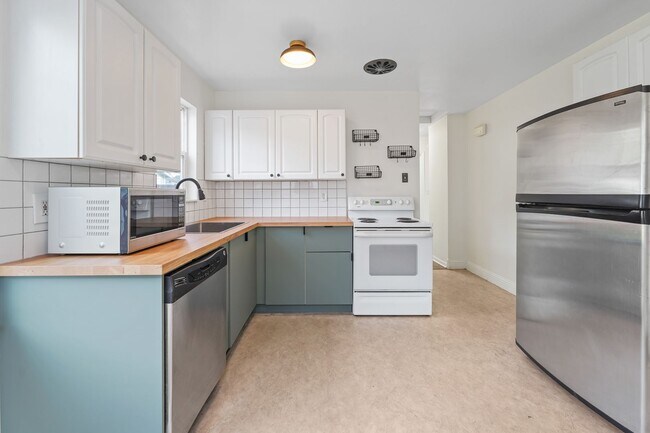 Building Photo - Impressive Home - Remodeled throughout!