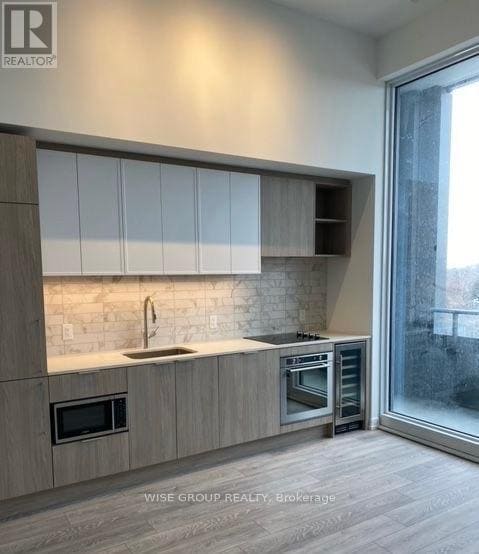 Building Photo - 2020 Bathurst St