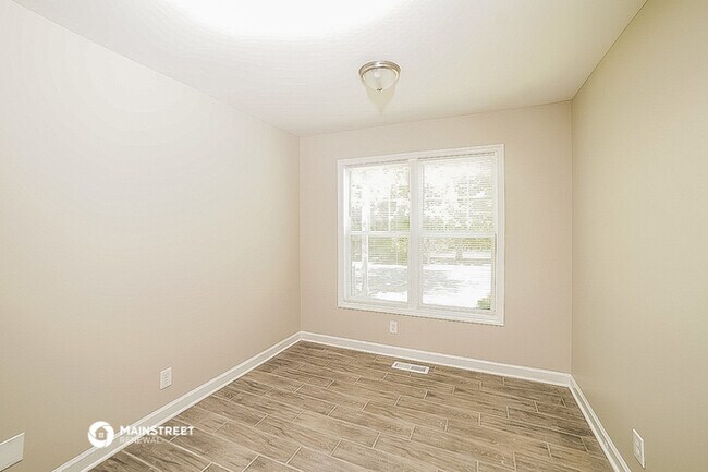 Building Photo - 324 E 15th St