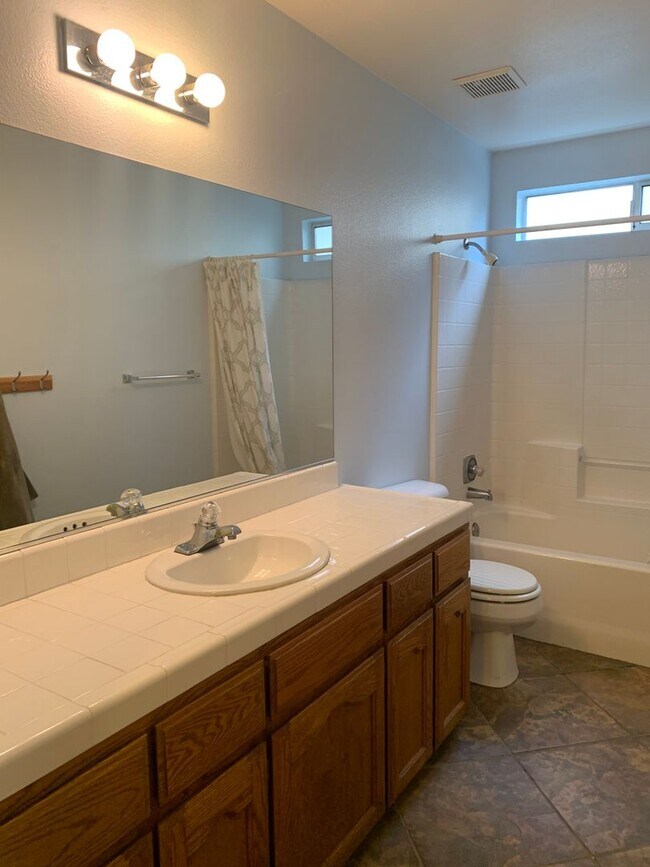 Building Photo - 3 Bedroom 2 Bath available Now