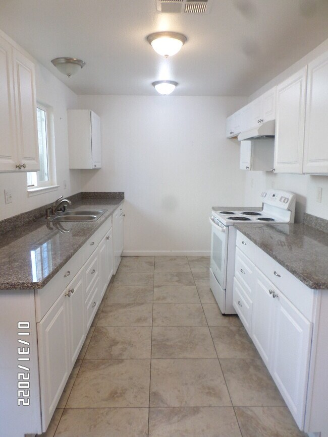 Kitchen - 1594 Silver Creek Cir