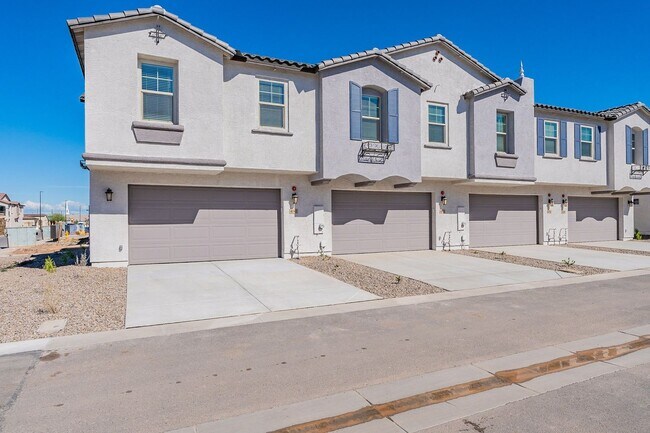 Foto del edificio - 2024 Luxury Townhome | 2-Car Garage, Quartz Kitchen & Resort Pool