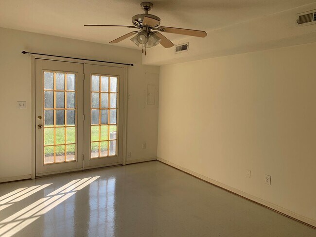Foto del edificio - 277 Lakeview Dr