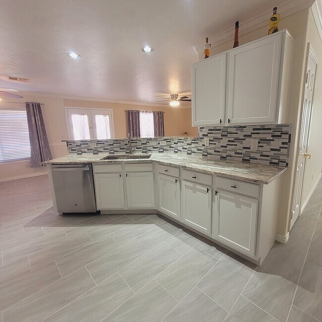 Building Photo - 2210 E Paraiso Dr