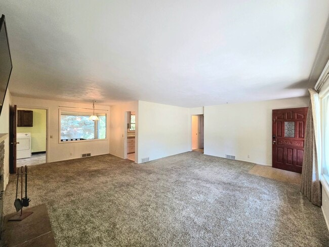 Building Photo - Sprawling 3 or 4-Bedroom House for Rent in a Great Wenatchee Neighborhood! W/D Included!