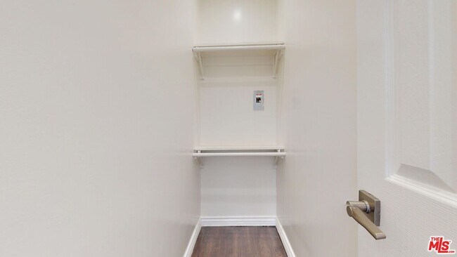 Foto del edificio - 334 Heliotrope Dr